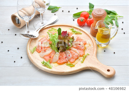 意大利美食，鮭魚和扇貝生牛肉片，海鮮開胃菜，開胃小菜，生魚片，意大利美食。 48106982