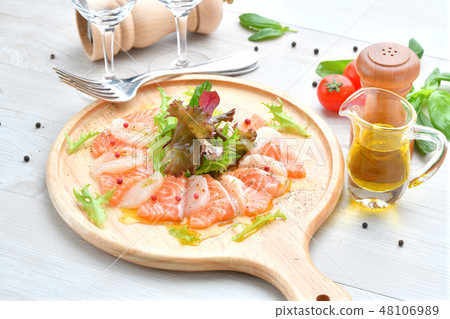 意大利美食，鮭魚和扇貝生牛肉片，海鮮開胃菜，開胃小菜，生魚片，意大利美食。 48106989