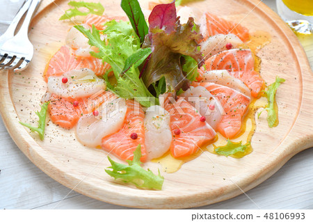 意大利美食，鮭魚和扇貝生牛肉片，海鮮開胃菜，開胃小菜，生魚片，意大利美食。 48106993