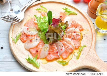 意大利美食，鮭魚和扇貝生牛肉片，海鮮開胃菜，開胃小菜，生魚片，意大利美食。 48106996