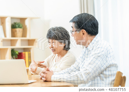 Senior couple consultation insurance end-of-life renovation 48107755