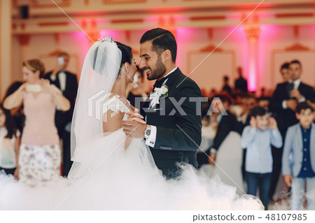 wedding danse 48107985