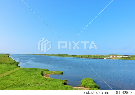 北海道藍天的Teshikawa河 北海道藍天的Teshikawa河 48108960