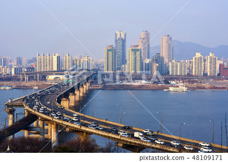 Scenery viewed from the reservoir park at the south end of Cheongdam Bridge 48109171