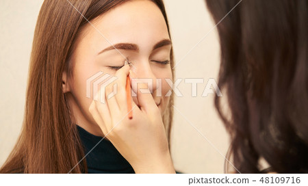 Makeup professional artist apply face mascara 48109716