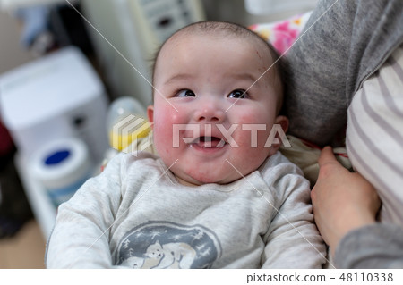 抱抱的嬰兒 抱抱的嬰兒 48110338