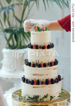 Cute wedding cake 48110752