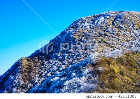 Mt. Kunimi from the mountain trail (winter scenery of Unzendake and hoarfrost) [Unzen City, Nagasaki Prefecture] 48111003