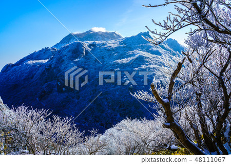 Fugendake and Heisei Shinzan (winter scenery of Unzendake and hoarfrost) from the mountain trail [Unzen City, Nagasaki Prefecture] 48111067