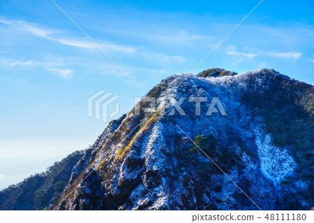 Mt. Myoken from the mountain trail (winter scenery of Unzendake and hoarfrost) [Unzen City, Nagasaki Prefecture] 48111180