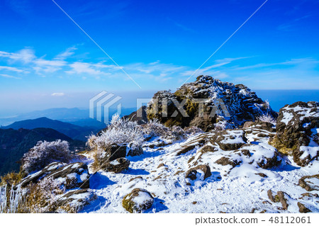 Winter scenery from Mt. Fugen (Winter scenery of Mt. Unzen and hoarfrost) [Unzen City, Nagasaki Prefecture] 48112061