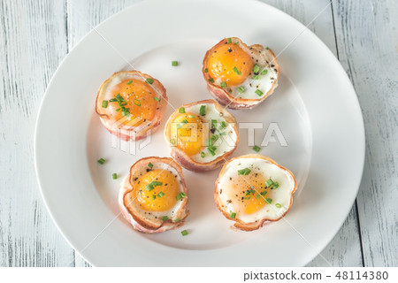 Bacon and egg cups 48114380