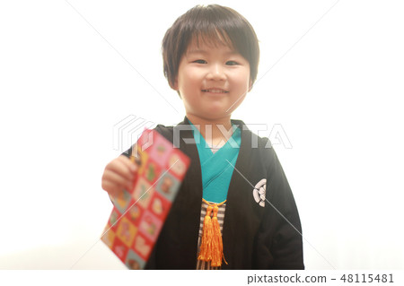 A boy who gets a squirrel 48115481