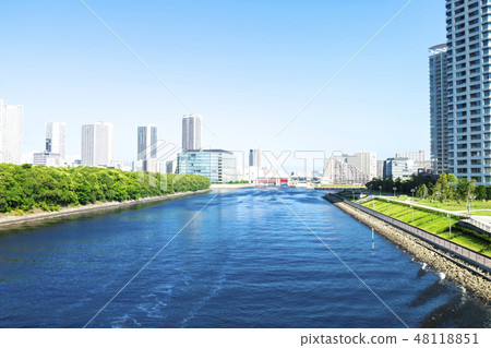 江邊的城市景觀 48118851