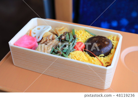 在火車上吃的美味午餐盒 在火車上吃的美味午餐盒 48119236