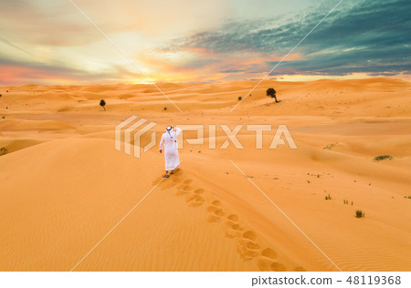 Arabic man with traditional emirates clothes in the desert. 48119368