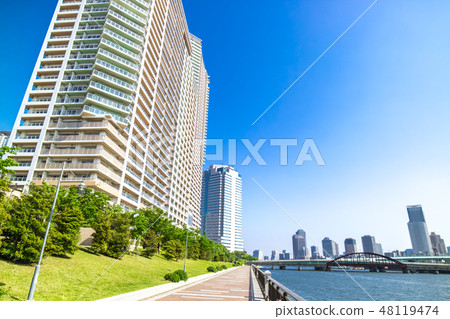 江邊的城市景觀 48119474