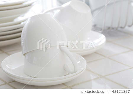 Dishes 48121857