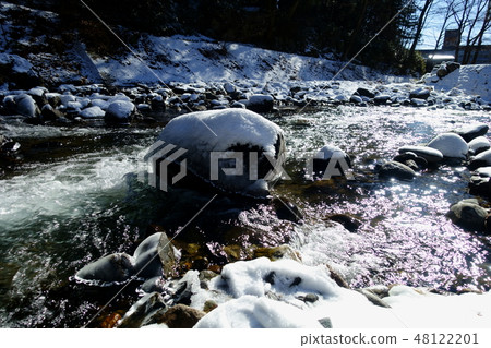Clear flow of Akagawa: Suwa Taisha Shimosha Shinto shrine and stone of Buddhism near Suwa-gun Shimosuwa-machi 48122201