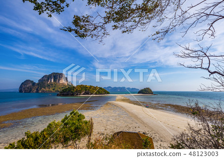 Overview of Koh Poda and nearby islands  48123003