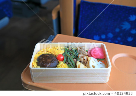 美味的日式午餐盒在火車上吃 美味的日式午餐盒在火車上吃 48124933