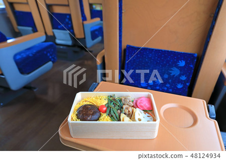 在火車上吃的美味午餐盒 在火車上吃的美味午餐盒 48124934