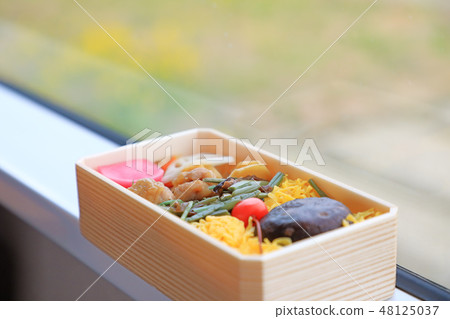 Delicious Japanese lunch box to eat in the train 48125037