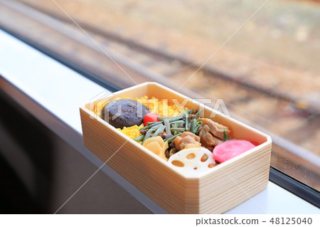 Delicious Japanese lunch box to eat in the train 48125040
