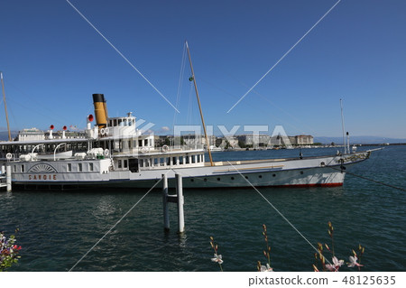 Boat sails on Lake Geneva 48125635