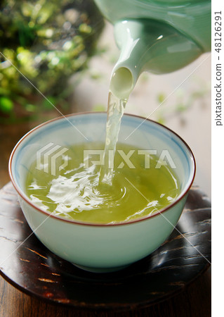 Tea to be poured 48126291