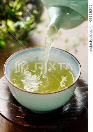 Tea to be poured 48126292