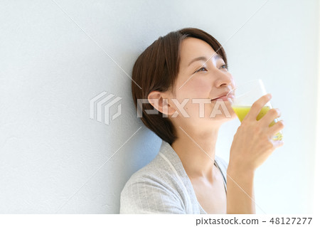 喝冰沙的女人 喝冰沙的女人 48127277