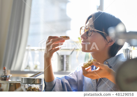Making sweets 48129058