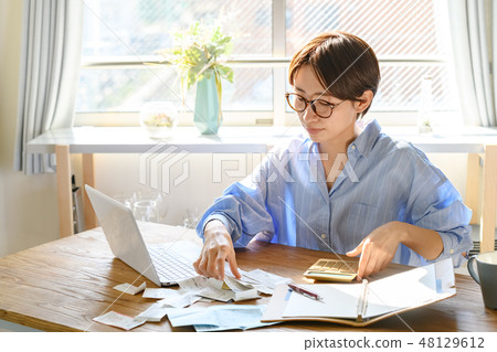 Housewife family income return 48129612