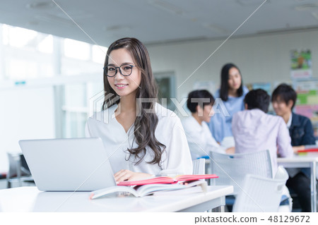 年輕女性,大學生,專業學生 年輕女性,大學生,專業學生 48129672