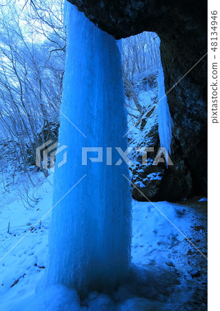 Waterside waterfall in winter Waterside waterfall in winter 48134946