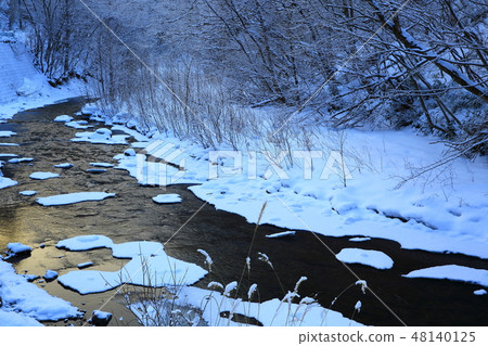 Kutaragumagawa Stream in winter 48140125