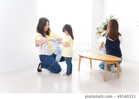 孩子換衣服 孩子換衣服 48140331