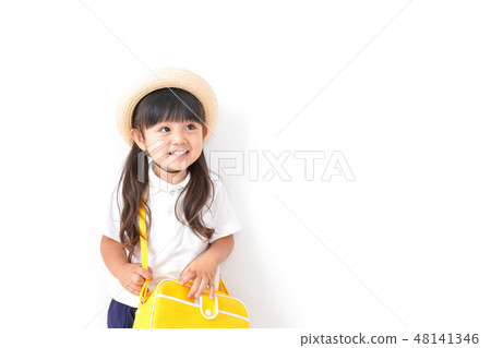 A girl who goes to kindergarten alone 48141346