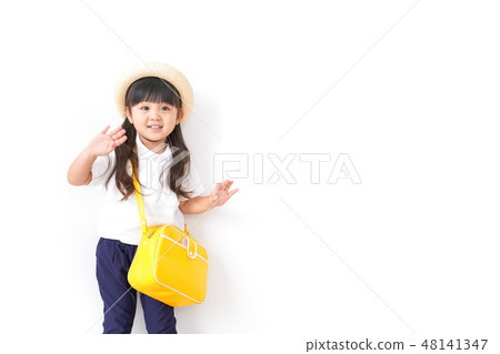 一個獨自去幼兒園的女孩 48141347