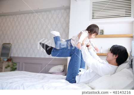爸爸和孩子一起玩 爸爸和孩子一起玩 48143216