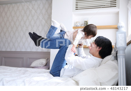 爸爸和孩子一起玩 爸爸和孩子一起玩 48143217