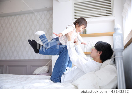 爸爸和孩子一起玩 爸爸和孩子一起玩 48143222