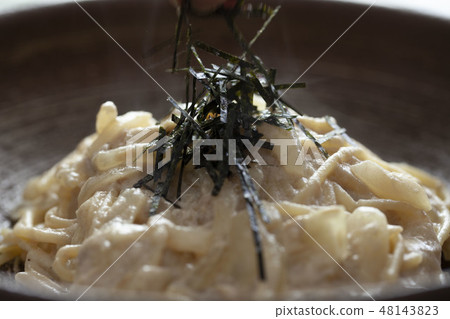 洋蔥和金槍魚奶油意大利面 48143823