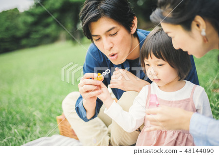 Picnic family Picnic family 48144090