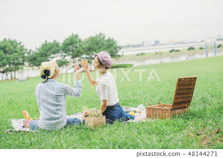 Picnic women friends Picnic women friends 48144271