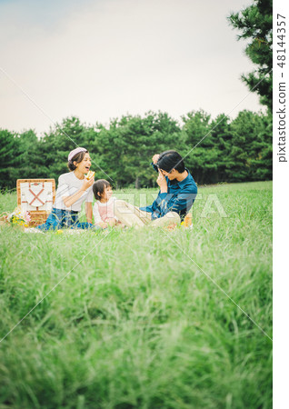 野餐女性朋友 48144357