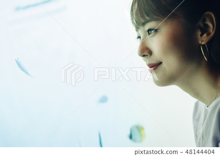 Aquarium women 48144404