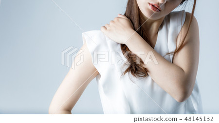 A woman with stiff shoulders 48145132