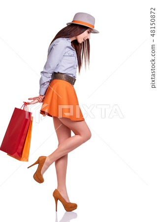 Casual style woman hold shopping bag. Studio female isolated por Casual style woman hold shopping bag. Studio female isolated por 48150872